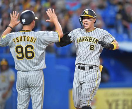 　１回、３ランを放ち、声を上げながら生還する佐藤輝（右）＝撮影・西岡正