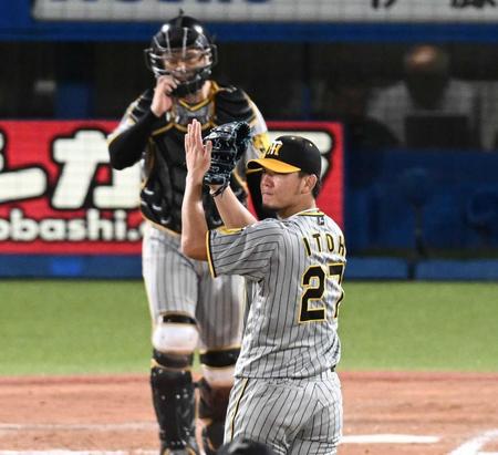 　完投勝利を喜ぶ伊藤将（撮影・金田祐二）