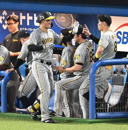 　６回、ソロを放ち佐藤輝に迎えられる森下（撮影・金田祐二）