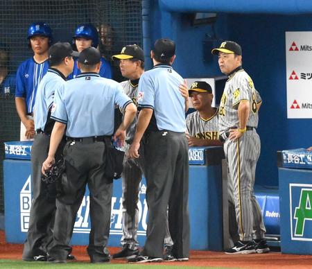 　８月１８日のＤｅＮＡ戦で審判団に抗議する阪神・岡田監督（右）ら