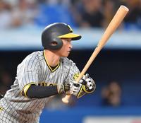 　１回、三塁打を放つ近本