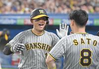 　６回、ソロを放ち佐藤輝（右）とタッチを交わす森下（撮影・金田祐二）