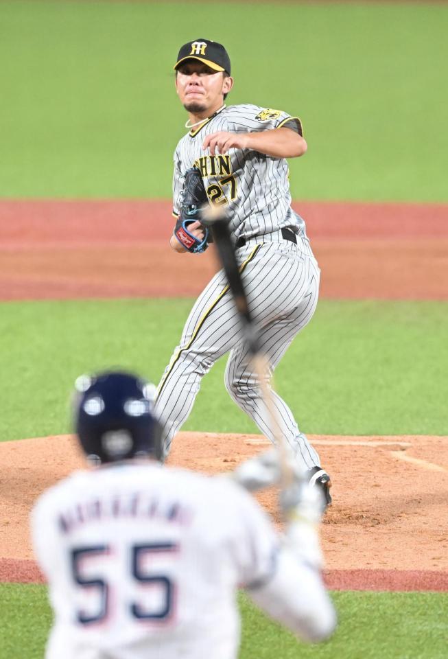 　１回、村上（手前）を二ゴロに打ち取る伊藤将（撮影・高部洋祐）