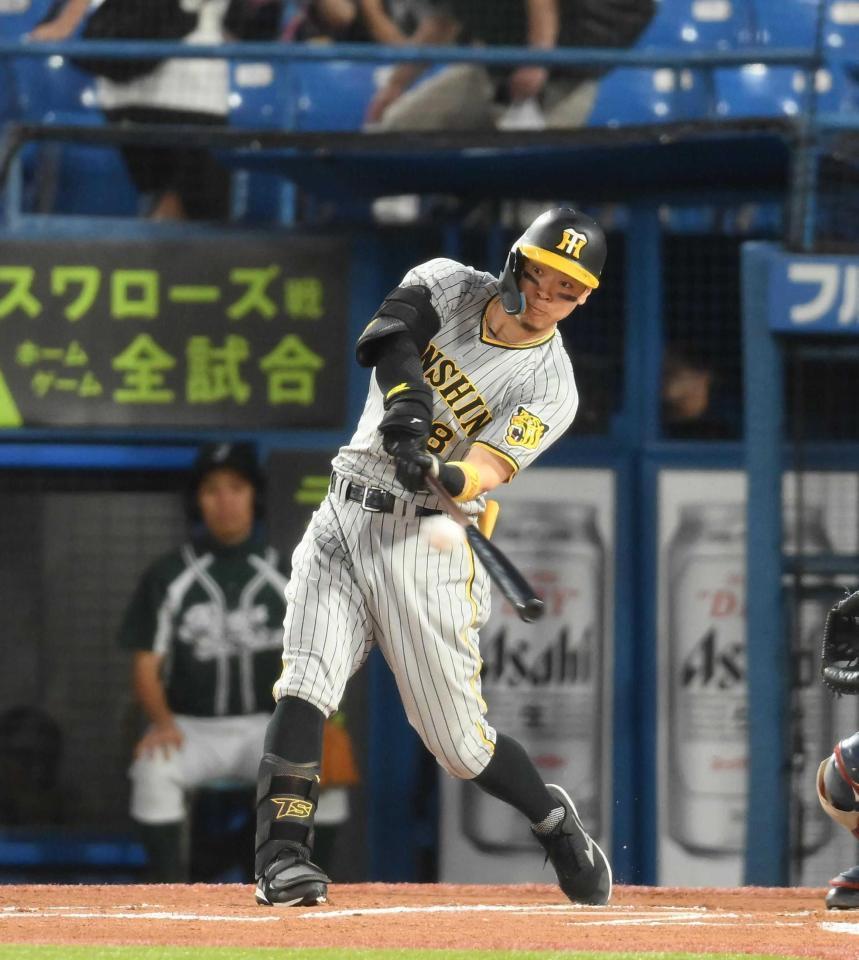 　１回、右越えに３ランを放つ佐藤輝