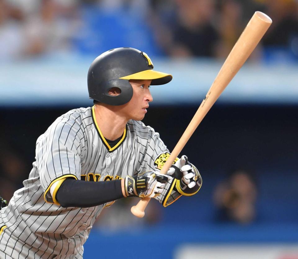 　１回、三塁打を放つ近本