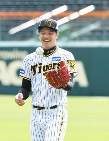 　入念にキャッチボールする才木（撮影・北村雅宏）