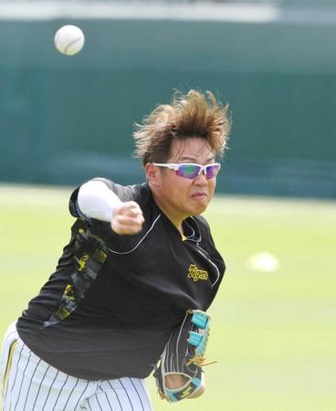 　力強いボールを投げ込む西勇