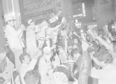 　２１年ぶりのリーグ優勝に、大阪ミナミも阪神ファンで大フィーバー＝８５年１０月１６日、大阪市の戎橋