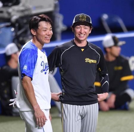 　大島（左）と談笑する近本（撮影・中田匡峻）