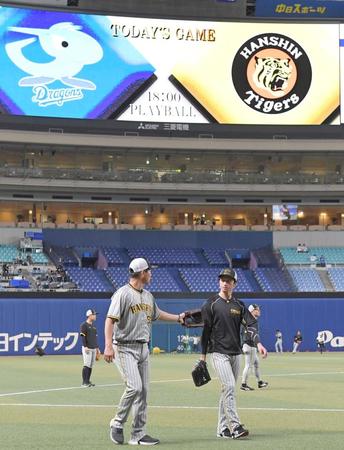 　軽めのキャッチボールを終え、グラウンドから引き揚げる近本（右）＝撮影・高部洋祐