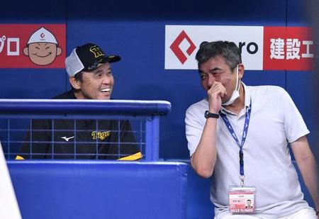 　今中慎二氏（右）と談笑する岡田監督（撮影・中田匡峻）