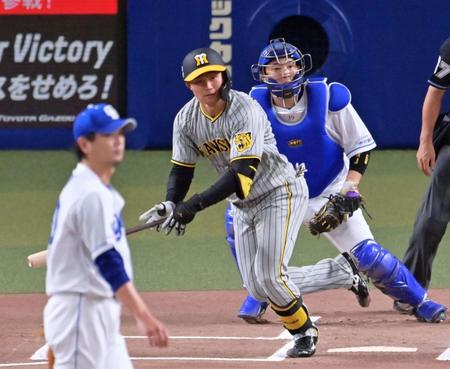 　１回、左前打を放つ森下（撮影・立川洋一郎）