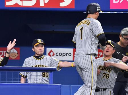 　１回、中野の先制適時三塁打で生還した森下（１）を迎えた岡田監督（左）＝撮影・中田匡峻