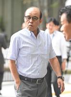 　新幹線のホームへ向かう岡田監督（撮影・高部洋祐）