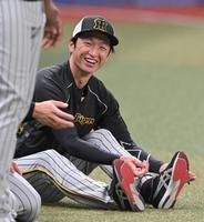 　グラウンドで笑顔を見せる近本（撮影・高部洋祐）