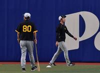 　岡田監督（８０）の前を通る近本（撮影・中田匡峻）