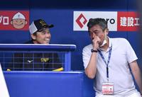 　今中慎二氏（右）と談笑する岡田監督（撮影・中田匡峻）