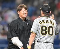 　中日に快勝し、岡田監督（右）とタッチを交わす西勇（撮影・高部洋祐）