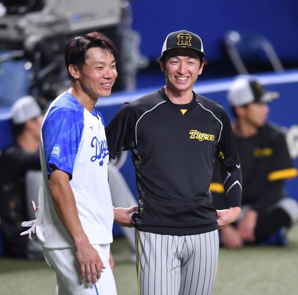 　大島（左）と談笑する近本（撮影・中田匡峻）