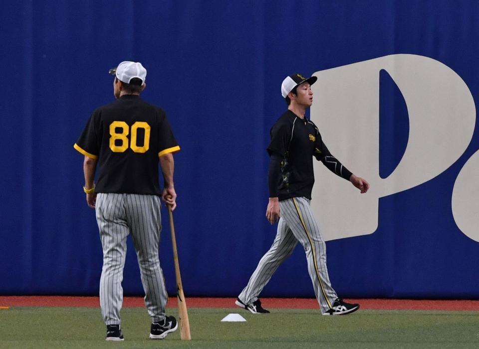 　岡田監督（８０）の前を通る近本（撮影・中田匡峻）