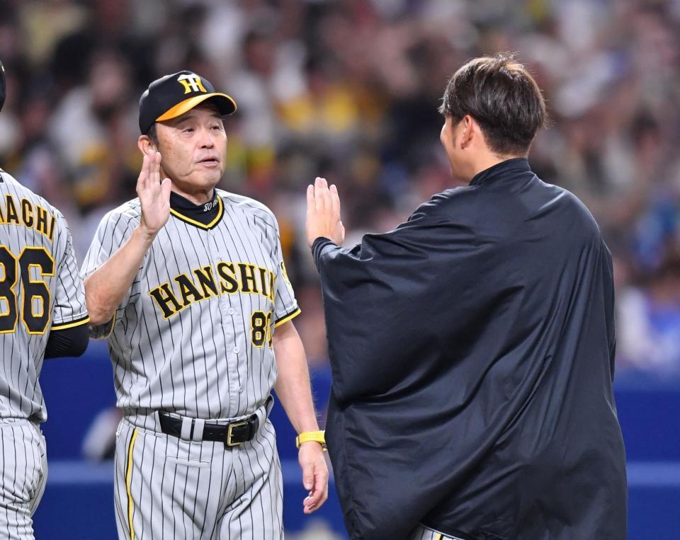 　中日に勝利し、西勇（右）とタッチを交わす岡田監督（撮影・中田匡峻）