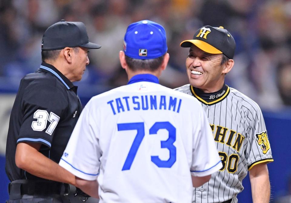 　笑顔でメンバー表交換をする岡田監督（右）＝撮影・中田匡峻