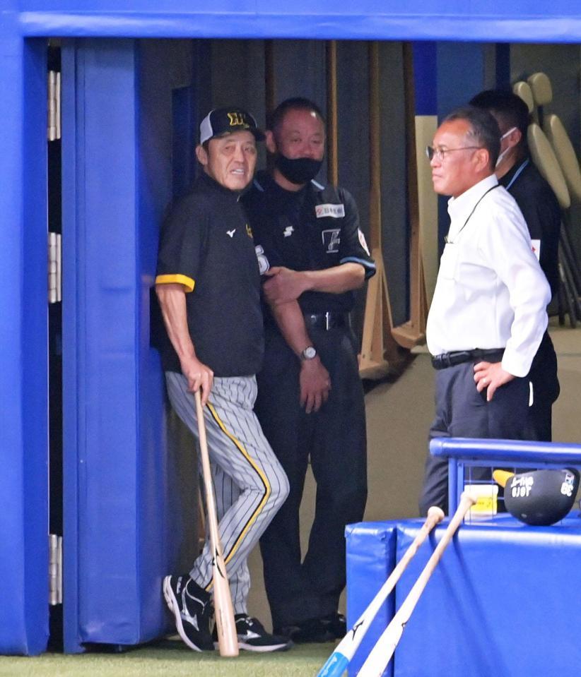　練習途中で審判らと話をする岡田監督（左端）＝撮影・立川洋一郎