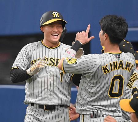 　１回、中野の先制打で生還し、ナインに出迎えを受ける