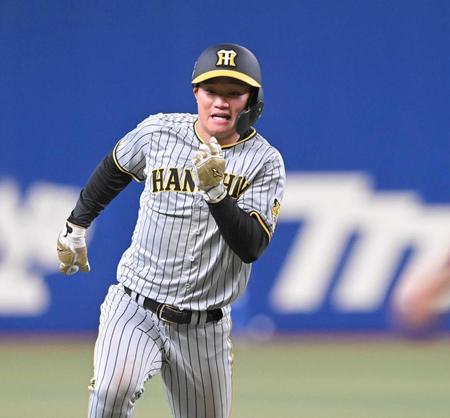 　１回、中野の安打で、一塁から一気に本塁まで激走する森下