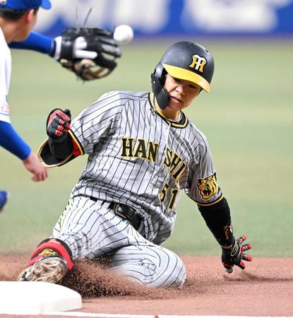 　１回、先制適時三塁打を放ち、スライディングする中野