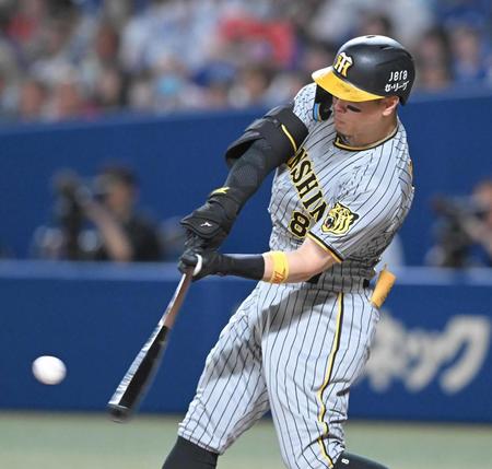 　４回、２点適時三塁打を放つ佐藤輝