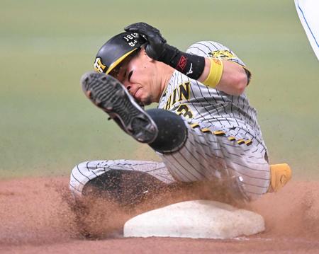 　４回、勢いよく三塁へ滑り込む佐藤輝