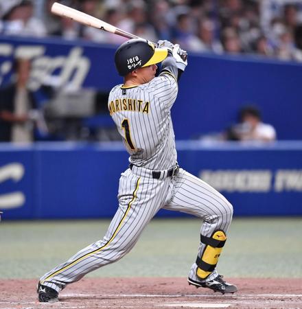 ４回、中前打を放つ森下（撮影・中田匡峻）