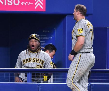 　ノイジー（右）に声をかけるミエセス（撮影・中田匡峻）