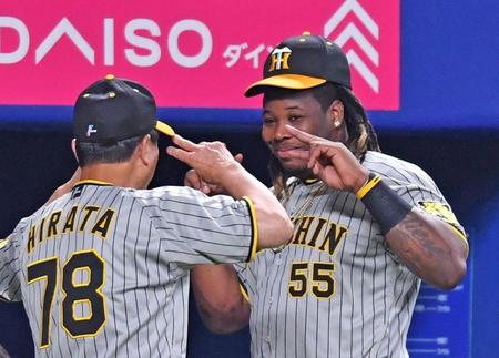 平田ヘッドコーチ（左）のピースにほほ笑みながら応えるミエセス（撮影・中田匡峻）