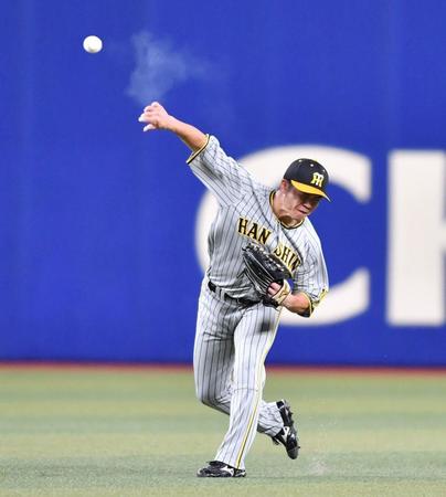 　センターでシートノックを受けた小野寺（撮影・中田匡峻）