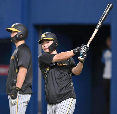 　素振りをする小野寺。左は森下（撮影・高部洋祐）