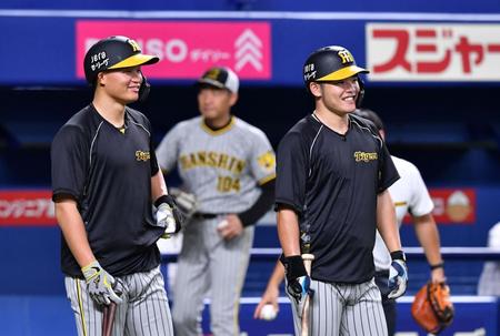 　森下（左）と打撃練習の順番を待つ小野寺（撮影・中田匡峻）