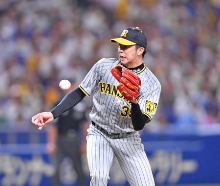 　４回、ビシエドを投ゴロに仕留めた才木（撮影・中田匡峻）