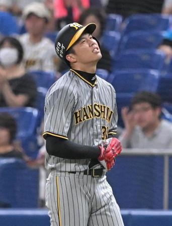 　５回、送りバントを失敗し悔しがる才木（撮影・高部洋祐）