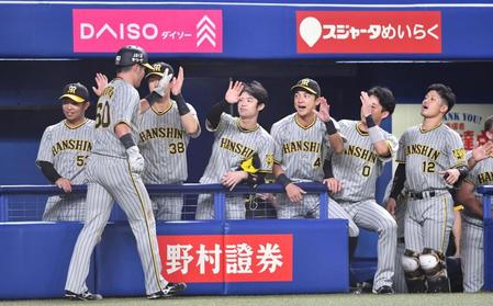 　１回、森下の先制適時打で生還した小野寺（手前左）を迎える阪神ナイン（撮影・中田匡峻）