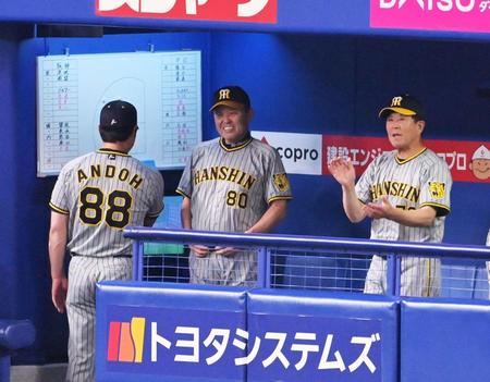 　８回裏を無失点で終え安堵（あんど）の表情を見せる岡田監督（中央）＝撮影・立川洋一郎