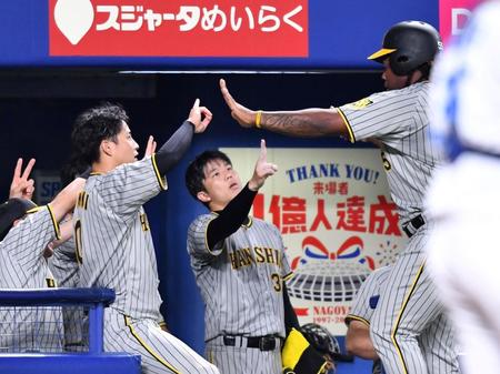 　７回、二塁打を放ち、代走を送られたミエセス（右）を迎える才木（中央）ら阪神ナイン（撮影・中田匡峻）