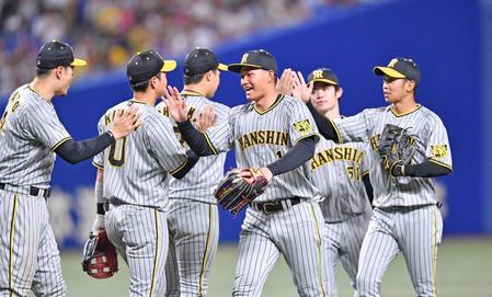 　中日に連勝し、ナインとタッチを交わす森下（中央）＝撮影・中田匡峻
