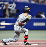 　１回、右中間に先制適時三塁打を放った中野