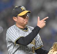 　７回、高橋周を右飛に打ち取り、ポーズを決める西勇