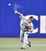 　センターでシートノックを受けた小野寺（撮影・中田匡峻）