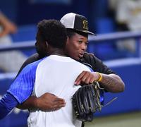 　カリステ（手前）と抱擁を交わすミエセス（撮影・中田匡峻）