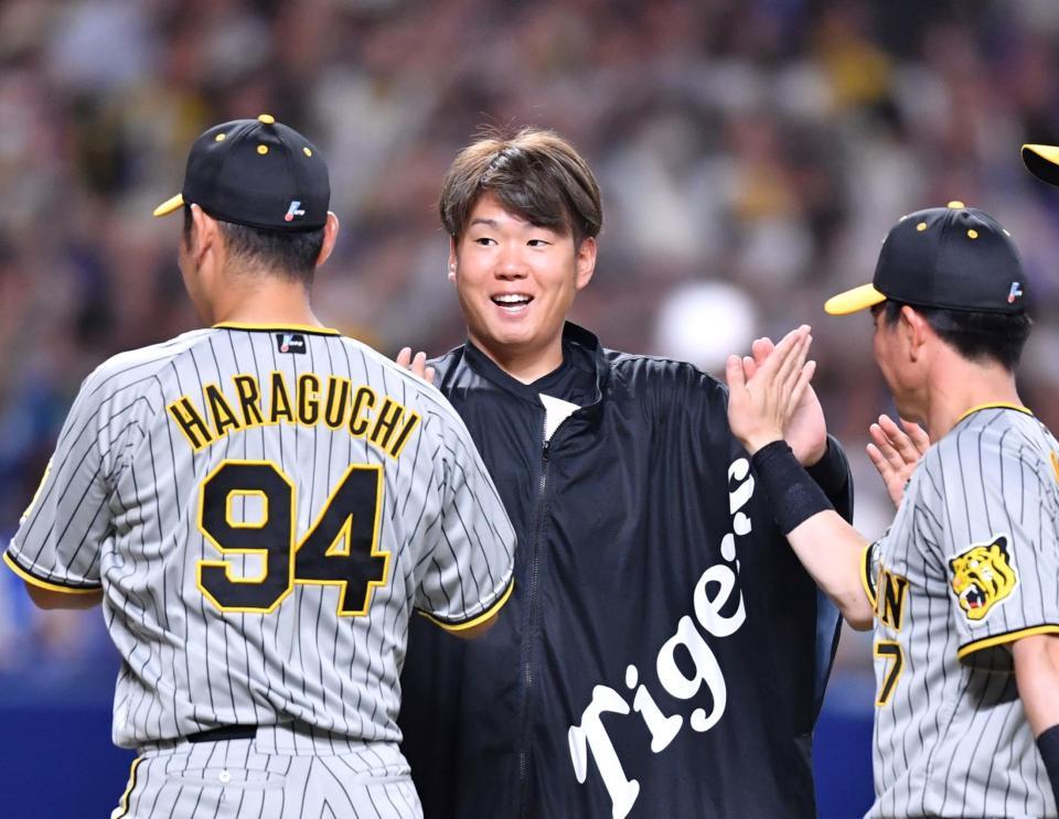 　中日に勝利し、ナインと笑顔でタッチを交わす西勇（撮影・中田匡峻）