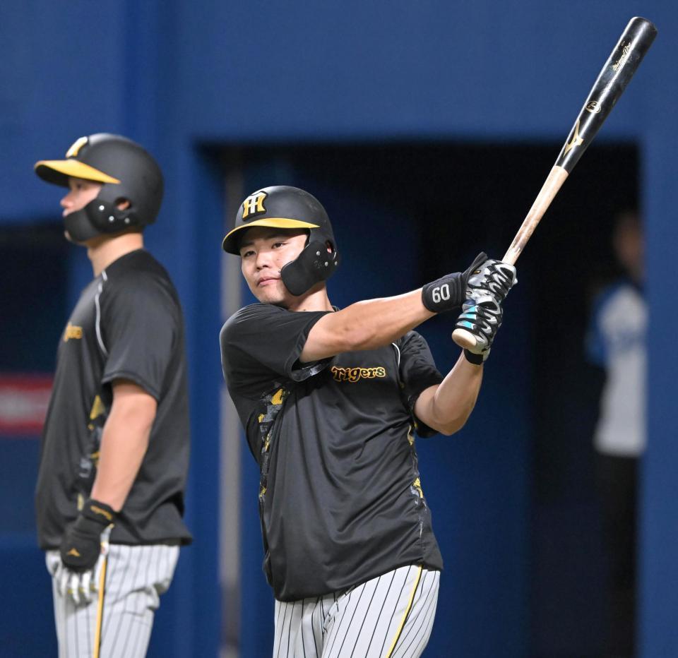 　素振りをする小野寺。左は森下（撮影・高部洋祐）